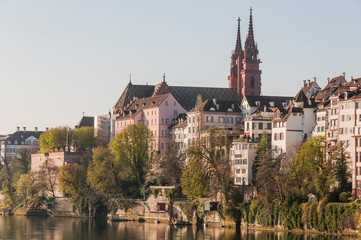 Fototapeta premium Basel, Münster, Kirche, Pfalz, Rhein, Rheinufer, Stadt, Altstadt, Altstadthäuser, Grossbasel, Kleinbasel, Rheinbrücke, Frühling, Rheinschifffahrt, Fähre, Schweiz