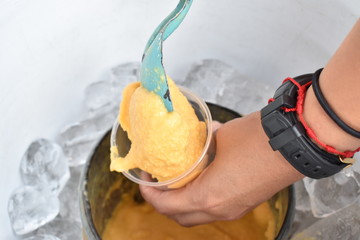 Nieve artesanal de mango