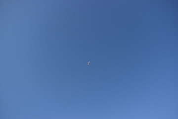 Avión en la lejanía