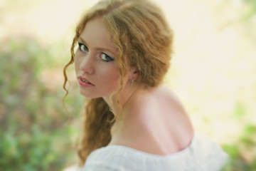 Naklejka premium beautiful girl in a vintage dress walks in the city