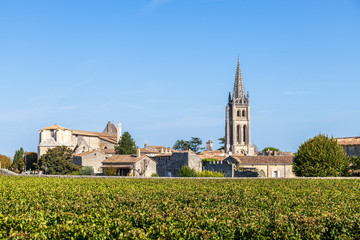 Fototapeta na wymiar Saint-Émilion, classé Patrimoine Mondial de l'UNESCO, vignoble de Bordeaux, AOC Saint-Emilion, la cité médiévale et l'église monolithique 