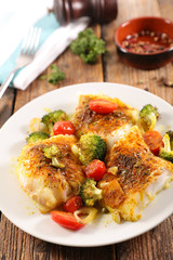 baked fish fillet with broccoli and tomato