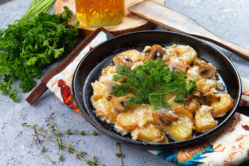 Fototapeta na wymiar fried potatoes with mushrooms