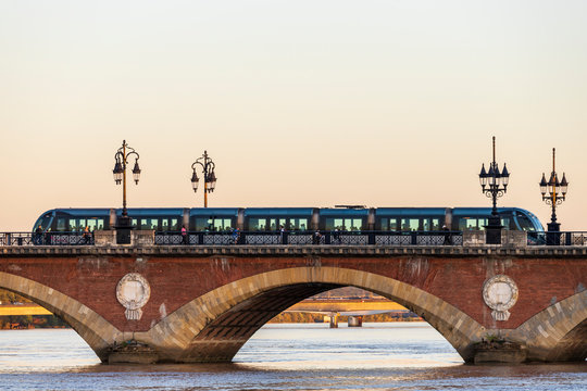 Bordeaux, zone class&eacute;e au Patrimoine Mondial de l'UNESCO, tramway sur le Pont de Pierre au-dessus de la Garonne, pont &agrave; vo&ucirc;tes en brique et pierre inaugur&eacute; en 1822