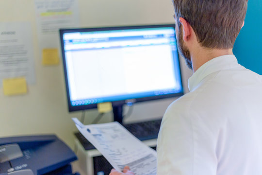 Personnel staff m&eacute;dical au bureau devant &eacute;cran ordinateur