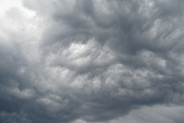 Obraz premium A gloomy sky awaiting a thunderstorm.