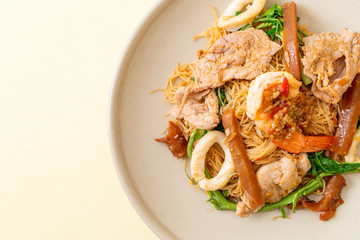 Stir-fried rice vermicelli and water mimosa with mix meat