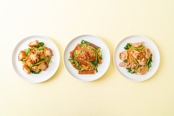 Stir-fried rice vermicelli and water mimosa with mix topping