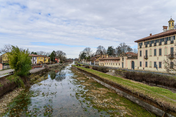 Fototapeta na wymiar Cassinetta di Lugagnano Ville sul NaviglioBorghi milanesi