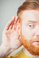 Obraz premium bearded man overhears