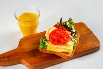 典型的なBLTサンドイッチ(ベーコン、レタス、トマト)
