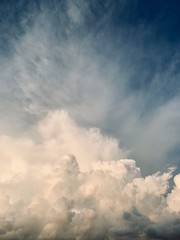 Obraz premium white cumulus clouds against deep blue sky