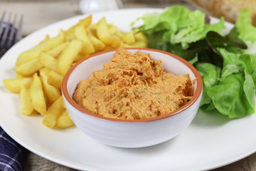 filet américain préparé et frites dans une assiette