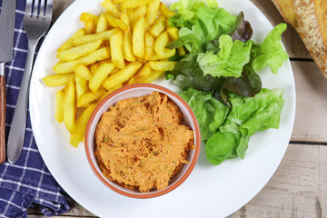 filet américain préparé et frites dans une assiette