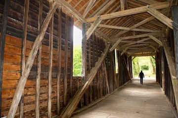 Überdachte Holzbrücke Brücke -Christian Chabenet - Frankreich