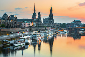 Obraz premium Dresden city skyline at Elbe river and Augustus bridge at sunset, Dresden, Saxony, Germany