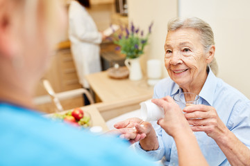 Pflegedienst gibt Seniorin Medikamente