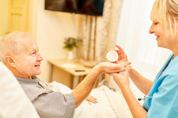 Senior Mann bekommt seine Medikamente