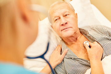 Patient wird mit dem Stethoskop untersucht