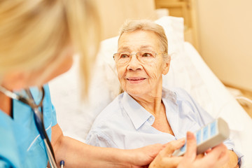 Pflegedienst betreut bettlägerige Senior Frau