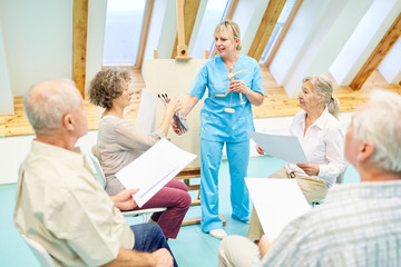Gruppe Senioren in einem Zeichenkurs