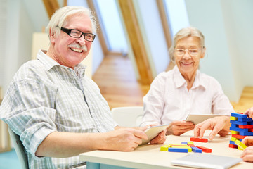 Senioren Paar in der Demenz Therapie