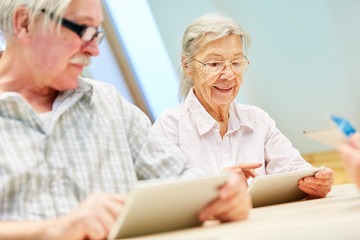 Senioren Paar macht zusammen einen Computerkurs