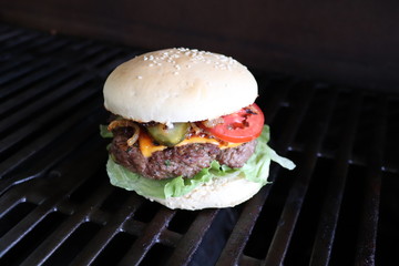 Selbstgemachte Burger in Szene gesetzt