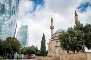 Fototapeta na wymiar Turkish Mosque of the Martyrs Shehidler in Baku. Azerbaijan