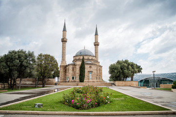 Fototapeta na wymiar Turkish Mosque of the Martyrs Shehidler in Baku.