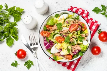 Foto op Plexiglas Tuna salad with green leaves, eggs and vegetables. © nadianb