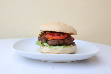 Selbstgemachte Burger in Szene gesetzt