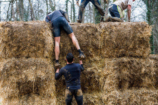 Sportifs participant à une course extreme
