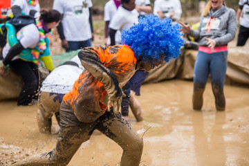 Sportifs participant à une course extreme