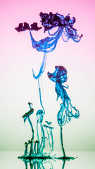 blaue Tinte in einer transparenten Flüssigkeit 