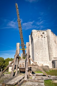 Trabuquete asediando el castillo de Iscar