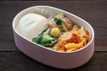 饅頭と野菜炒めのお弁当	