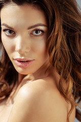 Obraz premium beautiful and naked woman looking at camera