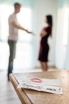 Couple se disputant apr&egrave;s la d&eacute;couverte d'une infid&eacute;lit&eacute;