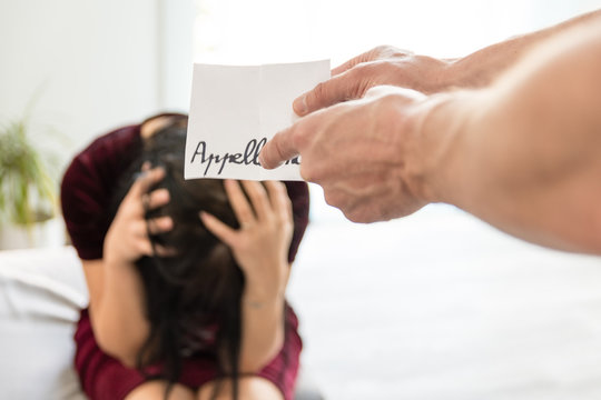 Femme honteuse que son mari d&eacute;couvre son infid&eacute;lit&eacute; 