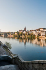 Obraz premium Basel, Münster, Kirche, Pfalz, Rhein, Rheinufer, Stadt, Altstadt, Altstadthäuser, Grossbasel, Kleinbasel, Wettsteinbrücke, Frühling, Rheinschifffahrt, Fähre, Morgenstimmung, Treppe, Schweiz
