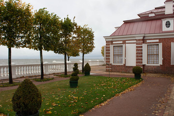 Obraz premium beautiful view of the park from the water