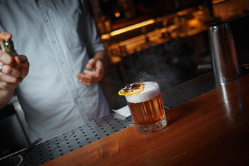 Fototapeta na wymiar cropped shot of barman preparing cocktail