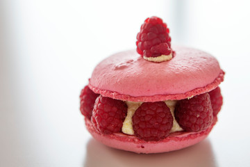 Patisserie à base de macarons et de framboises