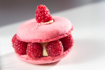 Patisserie à base de macarons et de framboises