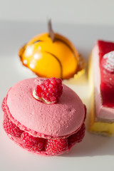Patisserie à base de macarons et de framboises