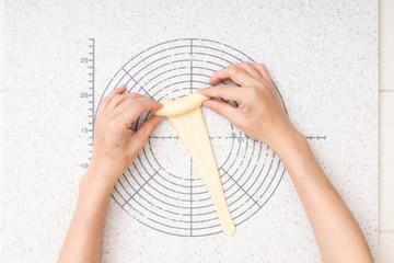 自宅でパン作りをする工程　バターロールを成型する様子