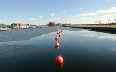 Czerwone boje na niebieskim tle 