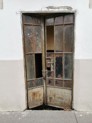 stare metalowe drzwi z szybą