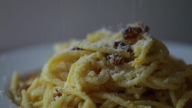 FORMAGGIO CHE CADE SU PIATTO DI PASTA